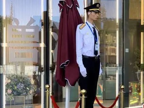 Post-90s security guards' one-stop fame 'remains unchanged like' wax figures', becoming internet celebrities